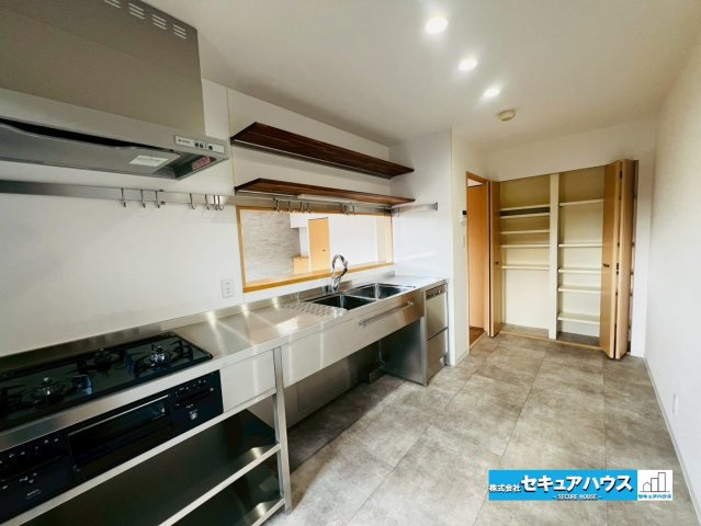 エルシエロ日進天空の館のキッチン|【キッチン】
◆広々としたキッチンの為家族で並んで料理することができます♪
◆パントリーが付いているため、お菓子の飲み物のストックを入れておくことが可能です。
◆ダウンライト付きの明るいキッチンです。