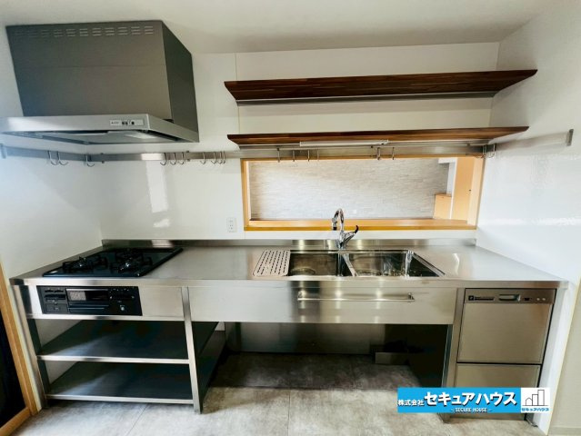 エルシエロ日進天空の館のキッチン|【キッチン】
◆同時にたくさんの料理が調理できる3口コンロ。「焼く・蒸す・煮る」の工程を同時進行で進めることができるので、料理を素早く作ることができます。育児でバタバタ忙しいママに嬉しい♪　　　　　　