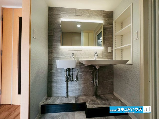 エルシエロ日進天空の館の独立洗面台|【洗面台】
◆２つ洗面器があるため朝の通勤・通学時間帯における混雑と取り合いを解消し、時短と心理的なゆとりを生み出すことができます。
◆棚スペースもあるため歯ブラシや洗顔などを置くことができます。　　