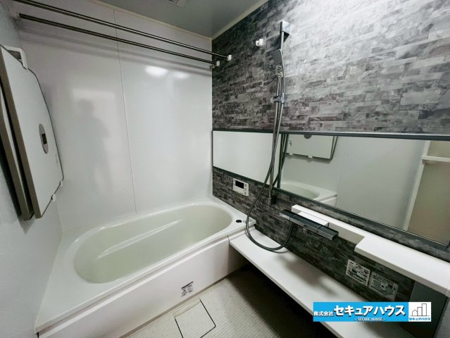 エルシエロ日進天空の館の浴室|【浴室】
◆アクセントパネルで落ち着きのある雰囲気を演出します。毎日の疲れを癒やすバスタイムをお楽しみ下さい！
◆お風呂の蓋を高さをあげて置くことができるのでカビ予防ができます。　　　　　　　　　　　