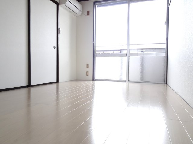 小林ハイツの洋室