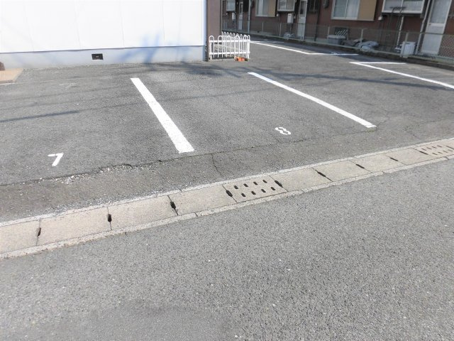 小林ハイツの駐車場