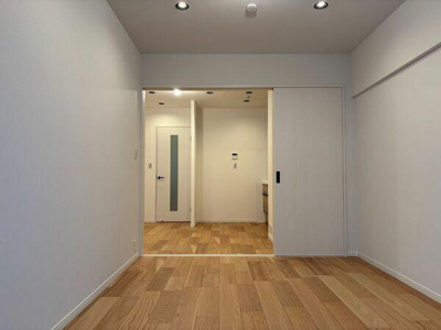  | 洋室約6帖。扉を開けてご利用… 