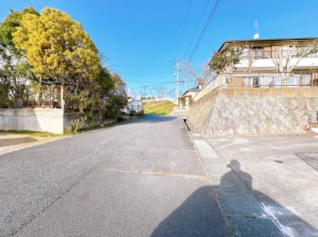 金山町南台 中古一戸建ての前面道路含む現地写真