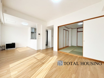 【居間・リビング】 | 東急ドエル・アルス白石 | LDKと隣り合う和室は、襖を開放して利用することが可能♪お子様の成長やライフスタイルの変化に合わせてレイアウトを変えられます！