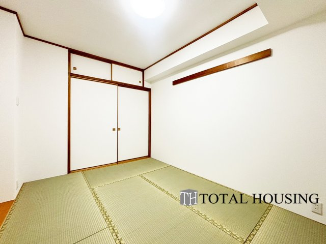 【和室】 | 東急ドエル・アルス白石 | 和室　約6.0帖
一室和室が備わっています。畳の香りと落ち着いた雰囲気が魅力で、リラックスした時間を過ごせます。和の趣を感じる特別な空間をお楽しみください。