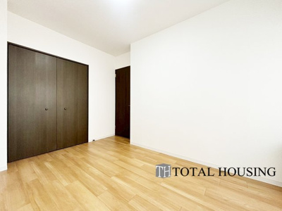 【洋室】 | 東急ドエル・アルス白石 | 洋室　約7.3帖
広々とした居住空間は日々の暮らしを彩り、心のやすらぎと満足感を与えてくれます。通風と採光を考慮した設計は子供たちはのびのび育ち、家族でくつろぎと団らんを生み出します。