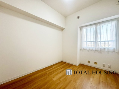 【洋室】 | 東急ドエル・アルス白石 | 洋室　約4.9帖
家族構成やライフスタイルに合わせて、多目的にお使いいただけます。優しい色合いの木目調のフローリングが空間にアクセントをもたらしお洒落な室内です。