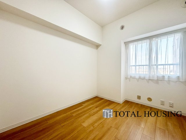 【洋室】 | 東急ドエル・アルス白石 | 洋室　約4.9帖
家族構成やライフスタイルに合わせて、多目的にお使いいただけます。優しい色合いの木目調のフローリングが空間にアクセントをもたらしお洒落な室内です。