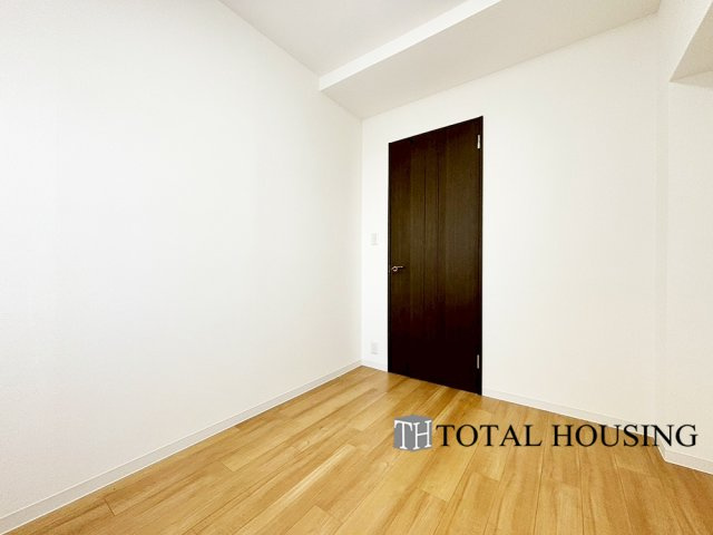 【洋室】 | 東急ドエル・アルス白石 | 洋室　約4.9帖
シンプルな内装はどんな家具ともぴったり。お好みのテイストに仕上げていくのも楽しみの一つです。