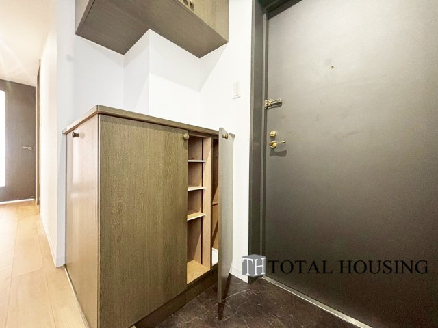 【玄関】 | 東急ドエル・アルス白石 | 豊富なシューズボックスを完備している為、ご家族分の靴をしっかり収納♪収納スペースも充実しているため、靴の他にお出かけグッズも収納できてすっきりした玄関になります！