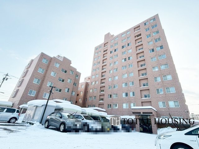 【外観】 | 東急ドエル・アルス白石 | 周辺の穏やかな住宅街に溶け込みながらも、しっかりとした佇まいと落ち着いた色合いが安心感を与えるマンションです。