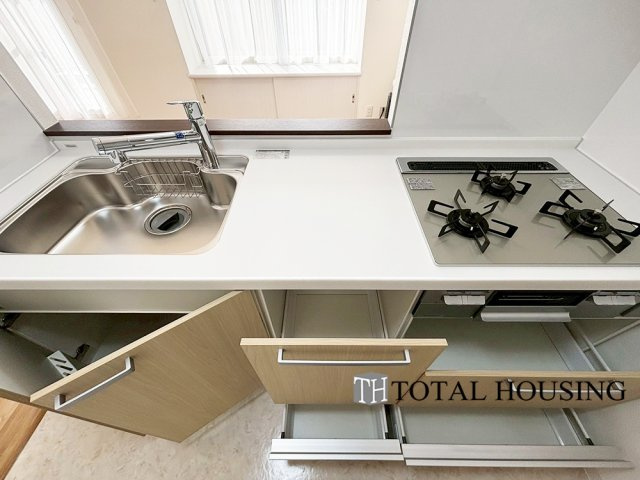 【キッチン】 | 東急ドエル・アルス白石 | 毎日料理をする、料理が好き、家族が多くて量を作る必要がある、等の方々にとっては必須の３口コンロ。同時進行で効率アップはもちろん鍋を移動する回数が減り、無駄な動きを軽減することが出来ます。