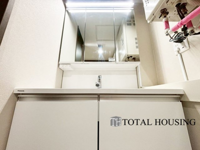 【独立洗面台】 | 東急ドエル・アルス白石 | 一日の始まりの朝、歯磨きをしたりメイクや髪をセットしたり・・・使いやすさが考えられた3面鏡です♪シャワー付水栓で洗面台でのシャンプーや毎日の掃除に大変便利ですね♪