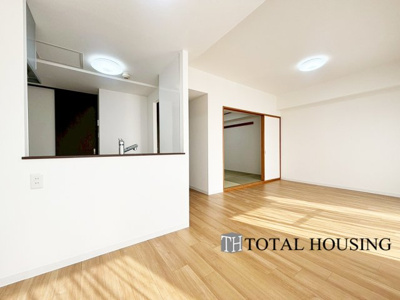 【居間・リビング】 | 東急ドエル・アルス白石 | 広くゆったりと家族揃って寛げるLDKは約14.6帖。毎日の始まりと終わりをここで迎える大切な空間はいつでも心地良い空気感。落ち着いた雰囲気で過ごしたり家族でわいわい盛り上がる日も。