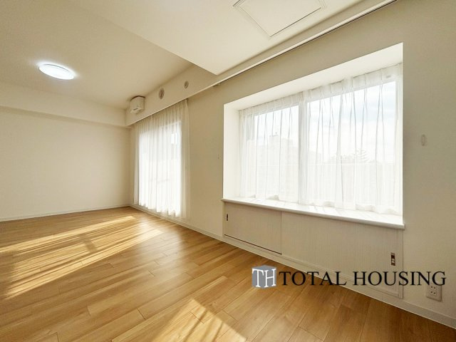 【居間・リビング】 | 東急ドエル・アルス白石 | 大きな窓辺からの日差しが暖かい室内は、自然と住まう人の気分も明るくなり、リビングでの素敵なワンシーンが演出されます♪