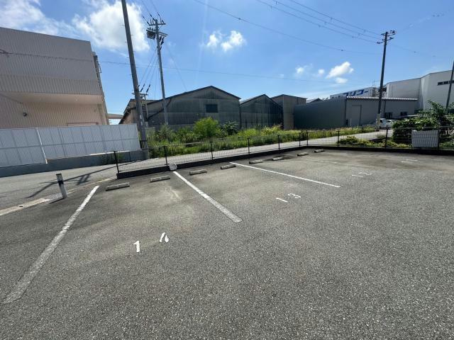 レオパレス阿保の駐車場