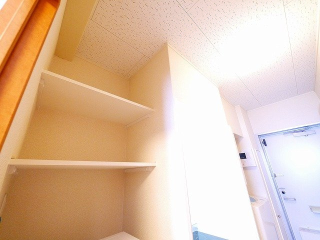 レオパレスシプレⅡの内装|明るい室内です