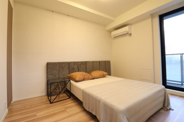 【洋室】 | 【洋室】約6帖！クローゼット&物入付き！バルコニーへも出入り可能です！