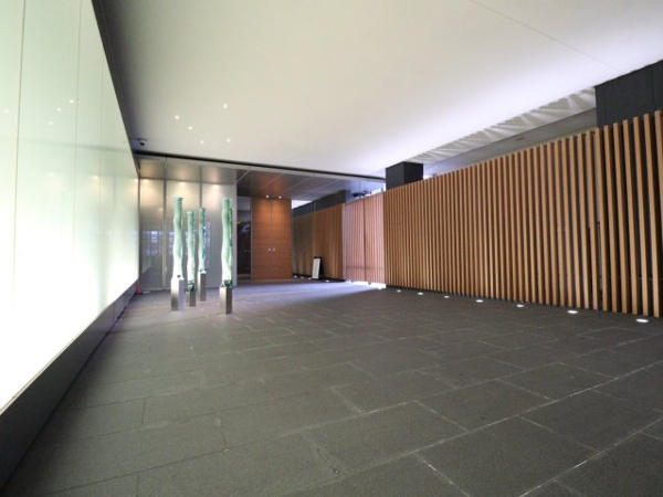 【エントランス】 | 【エントランス】「都市の喧騒を忘れさせ、温かで心満たしてくれる」上品な雰囲気のエントランスアプローチ！