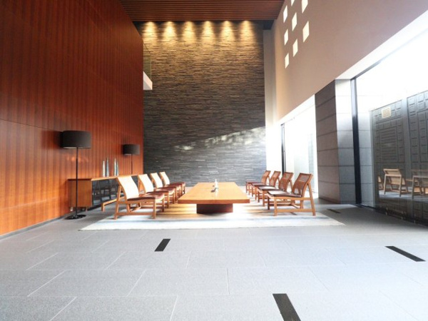 【ロビー】 | 【ラウンジ】大きな窓からの日差しは良好で、ほんの一息つけるそんな空間に仕上がっております◎