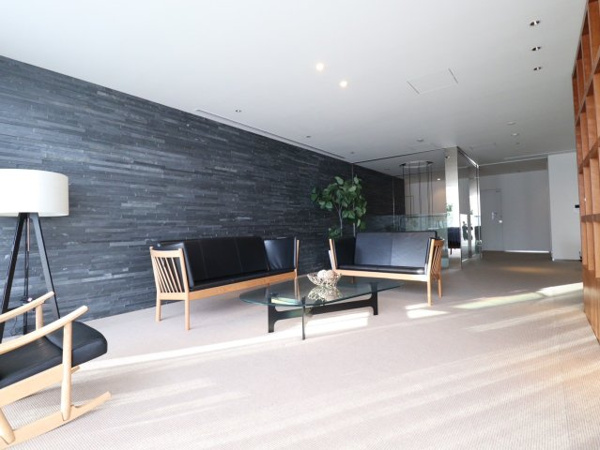 【ロビー】 | 【ラウンジ】エントランスとは一味違う、第二のリビングのような空間。ゆったりとご歓談いただけます。