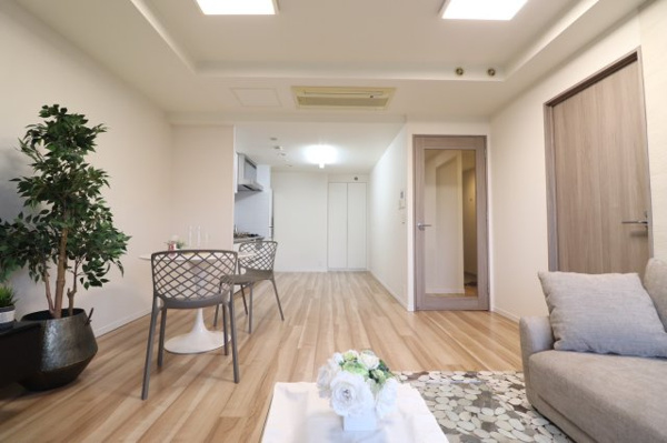 【居間・リビング】 | 【リビングダイニング】開放感のある広々LDK！キッチンの奥に物入があり便利です！