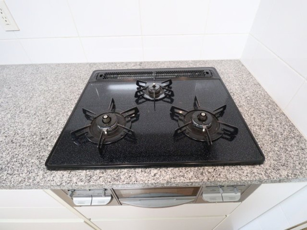 【キッチン】 | 【キッチン】三口コンロ！機能的でお掃除も容易なガラストップを採用◎