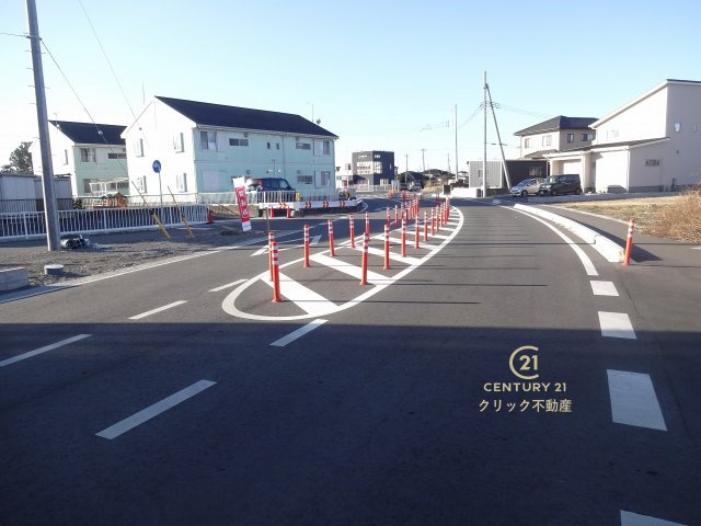 Cradlegarden　 茨城町前田　第5　3の前面道路含む現地写真|並列駐車可能。同メーカー完成物件の内覧、気になる他の物件と合わせての現地ご案内も可能です。HPから、またお電話でも、お気軽にお問い合わせください。