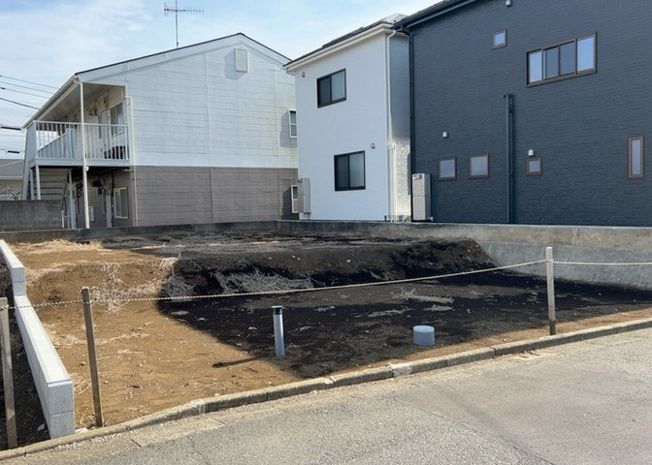 【外観】 | 現地に行くなら、物件の周囲の地形がどうなっているかを見ることも大切です。周辺より低くなっている土地では、大雨などで水が集まりやすいため、地盤が弱くなっているということも考えられるため、注意が必要です。