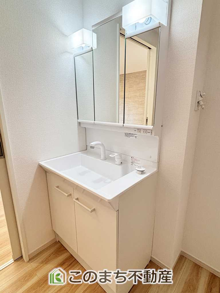 リガーレ小山市城東10期の洗面所|シャンプードレッサーで朝の身支度♪伸びるホースでお掃除も簡単清潔です！