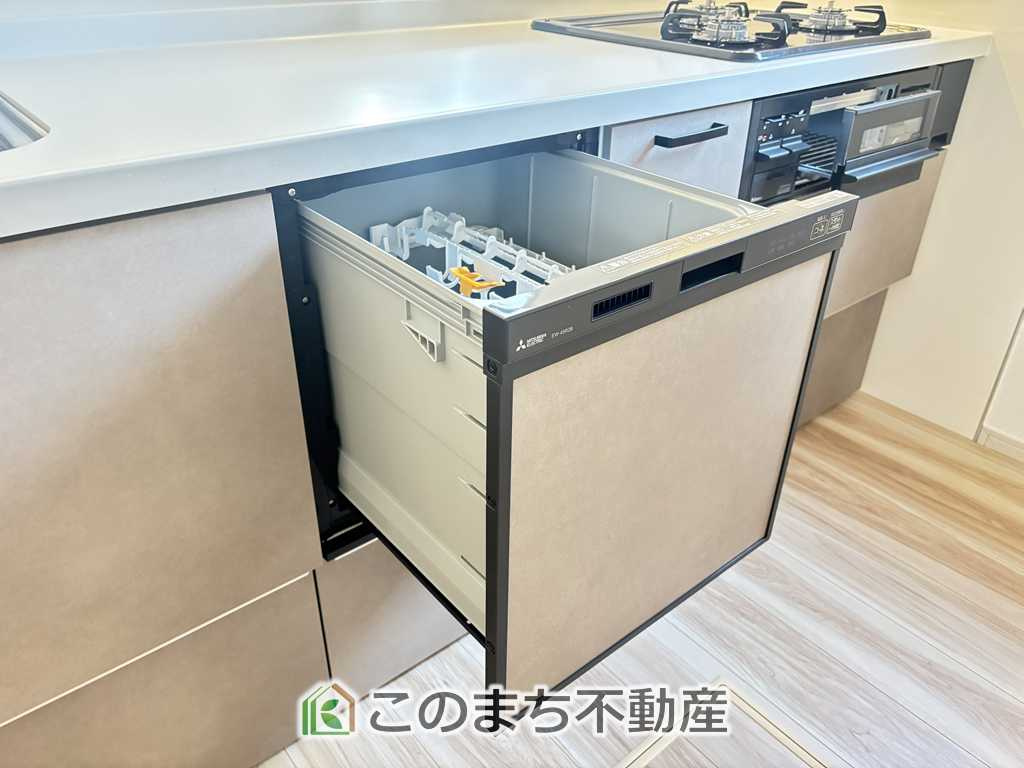 リガーレ小山市城東10期のキッチン|あったらいいなの代表的な設備である食洗機。ビルトイン型なので、おさまりもよく、使い勝手も良好です。料理をするのは好きだけど、後片付けは苦手な方に重宝します。洗う手間がないので、時間を有効に使えますね。