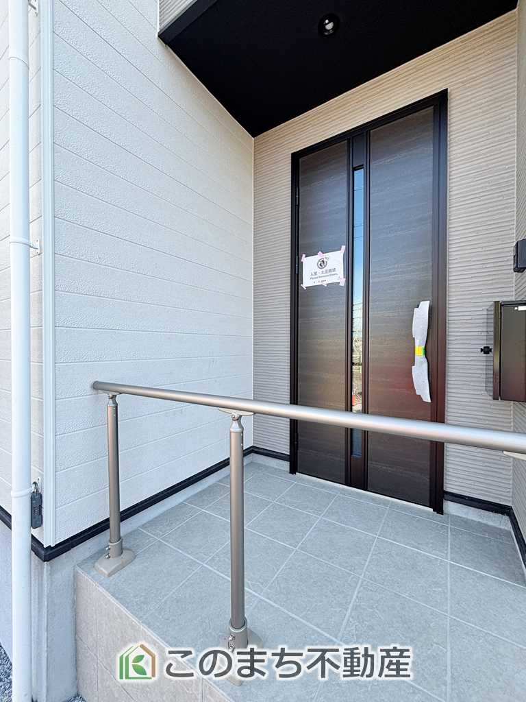 リガーレ小山市城東10期の玄関|玄関キーは上下２箇所のダブルロックキーと防犯性の高い電池錠で安全に配慮してます。