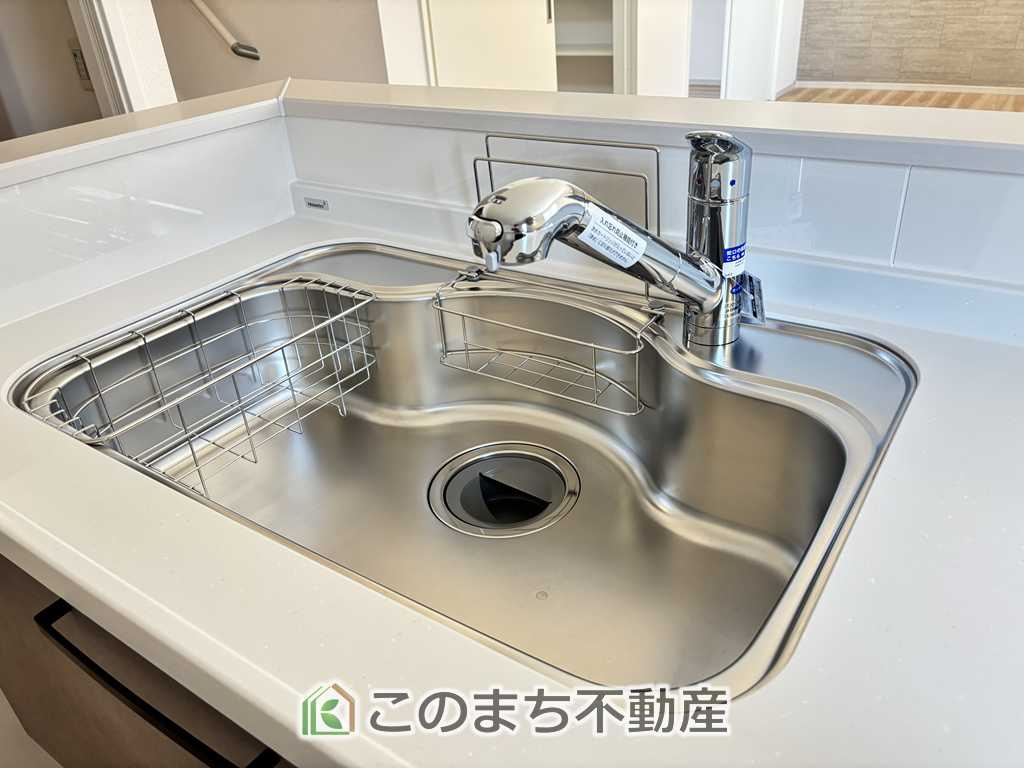 リガーレ小山市城東10期のキッチン|ビルトイン型浄水器を内蔵したキッチン水栓。お米を研いだり、野菜を洗ったりするときなど用途に応じてワンタッチで浄水に切り替えが可能です。カートリッジ式なので、フィルターを簡単に交換する事が出来ます。