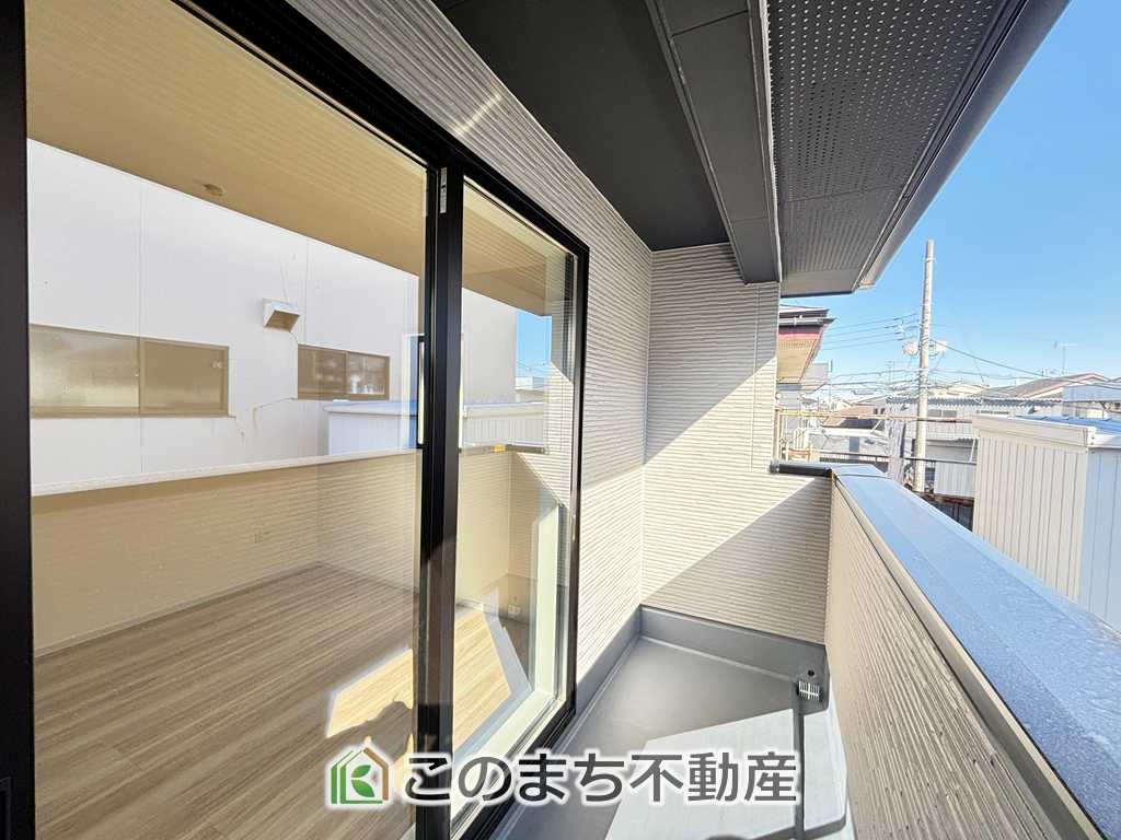 リガーレ小山市城東10期のバルコニー|南向きの大型バルコニーは陽当り良好で、たっぷりのお洗濯物もよく乾きます！
さらにインナーバルコニーなので雨の日でも安心してお出かけできますね♪