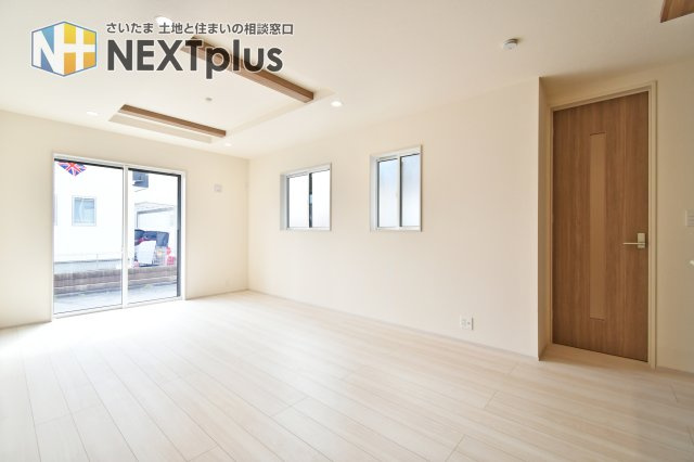 白岡市小久喜4期の居間・リビング|家族と会話が弾むオープンキッチン。食器洗浄乾燥機付きで、忙しい毎日の家事時間を短縮します。リビングまで見渡せる開放的な設計で、お子様の様子を見守りながら安心して調理ができる、家族の絆を育む中心地です。