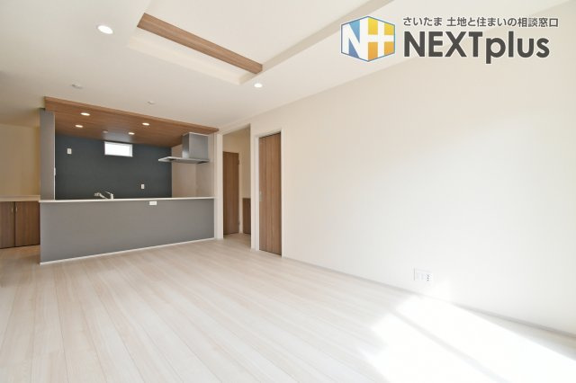 白岡市小久喜4期の居間・リビング|広々とした16.75JのLDKは、陽光が差し込む明るい設計。キッチンからリビング全体を見渡せ、家事をしながら家族との会話も弾みます。機能的な動線とデザイン性が融合した、日々の暮らしを格上げする空間。