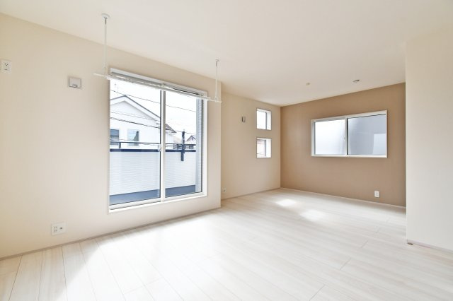 白岡市小久喜4期の洋室|洋室①：10.02帖の広々とした洋室。将来は壁を立てて2部屋に分割できる「フレキシブル設計」を採用しています。お子様の成長やライフスタイルの変化に柔軟に対応できる長く住み続けられる工夫が詰まった一室。