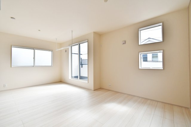 白岡市小久喜4期の洋室|洋室①：南東向きの大きな窓から陽光が降り注ぐ、明るいプライベートルーム。勾配天井が空間に開放感をプラスし、面積以上のゆとりを感じさせます。ドアやクローゼットも2箇所ずつ付き、分割後の使い勝手も◎