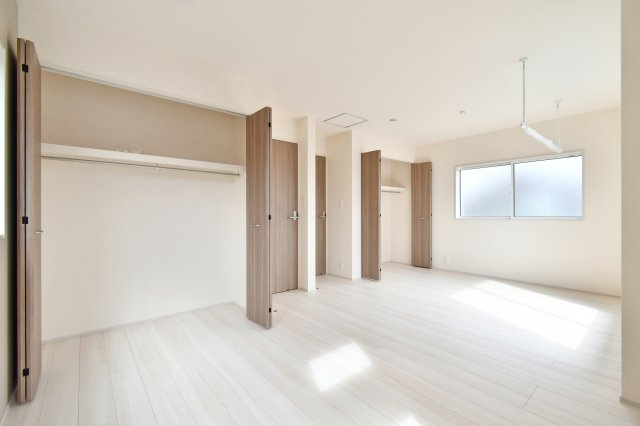 白岡市小久喜4期の洋室|洋室①：2階洋室から出入り可能なバルコニー。南東道路に面しているため陽当たりが良く、洗濯物もカラッと乾きます。駅徒歩11分の利便性を享受しながら心地よい光と風を感じられる設計をぜひ現地でご覧ください。