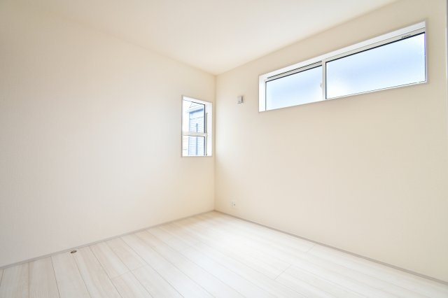 白岡市小久喜4期の洋室|洋室②：落ち着いた色味のアクセントクロスが、空間に奥行きと個性をプラス。クローゼット付きで、5.25帖の広さを最大限に活用できます。お子様部屋や趣味の空間におすすめな心地よい光が差し込む一室。