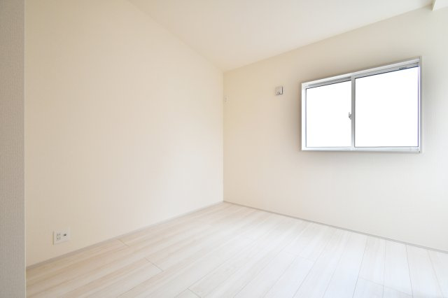 白岡市小久喜4期の洋室|洋室③：屋根の形状を活かした勾配天井が、コンパクトな5帖の空間に驚きの開放感をプラスします。高い位置からの採光が、朝の目覚めを爽やかに演出。クローゼット付きで収納面も安心！