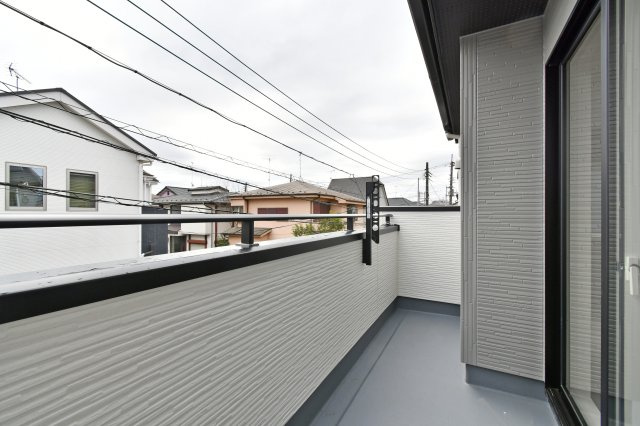 白岡市小久喜4期のバルコニー|南東向きで陽当たりの良いバルコニー。横幅も広く、家族全員の洗濯物を一度に干せるゆとりが魅力。周囲に高い建物がなく、心地よい光と風を感じながら家事を進められる、開放感あふれる空間となっています。