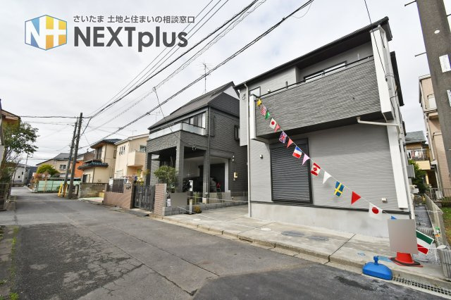 白岡市小久喜4期の前面道路含む現地写真|南東側5mの公道に面した開放感ある立地。車2台がスムーズに駐車できるカースペース付き。交通量も落ち着いた平坦な道路で、小さなお子様がいるご家庭も安心して暮らせる、陽光あふれる住環境です。