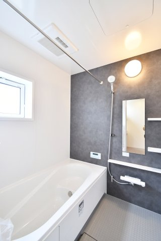 白岡市小久喜4期の浴室|シックなアクセントパネルが落ち着きを演出。雨の日も安心な浴室乾燥機付きで、家事効率がアップします。広々とした浴槽で一日の疲れを癒すバスタイムを。機能性と美しさを兼ね備えた、こだわり空間です。