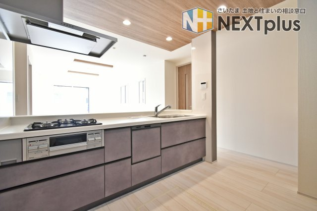 白岡市小久喜4期のキッチン|家族と会話が弾むオープンキッチン。食器洗浄乾燥機付きで、忙しい毎日の家事時間を短縮します。リビングまで見渡せる開放的な設計で、お子様の様子を見守りながら安心して調理ができる、家族の絆を育む中心地です。