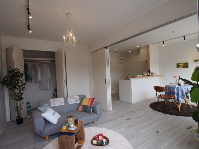 新宅第1マンションの居間・リビング