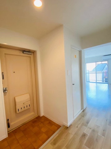 新宅第1マンションの玄関