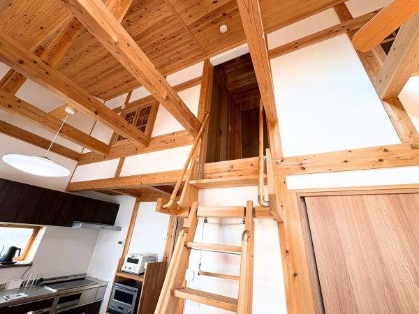 角子原二丁目　戸建ての内装|木の温もりを感じられる内装で統一感のあるデザインが魅力です。小屋裏部屋付きで空間を有効に活用できます。天井が高く開放的な雰囲気です。