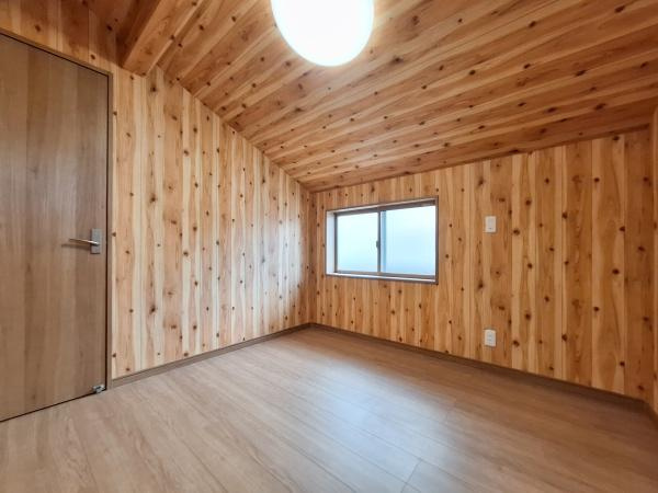 角子原二丁目　戸建ての洋室|木目調の内装が温かみを感じさせる洋室です。2つの窓から光がしっかりと入ります。明るく開放的な空間が広がっています。天井の形状に個性がありデザイン性も感じられます。